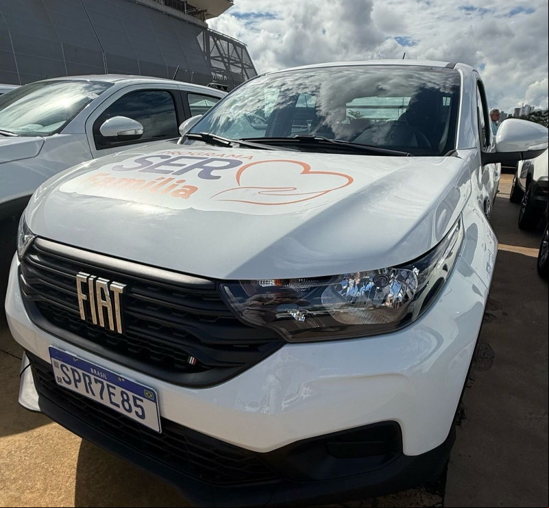 Programa Ser Família: Primeira Dama Virginia Mendes entrega carro zero km para Confresa_foto1